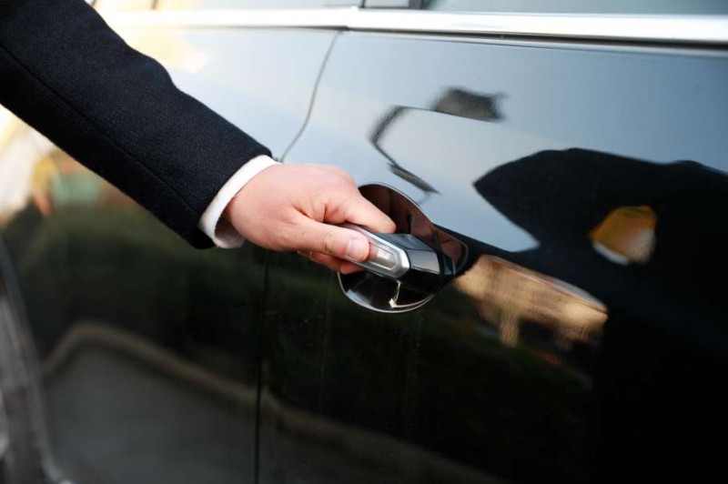 鑰匙誤鎖車內,鎖匠師傅說砸破車窗是傻瓜,聰明人都這樣做! 開鎖 電子鎖 開鎖推薦 開鎖Ptt